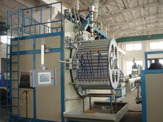 1481005630308211.jpg PE大口徑中空壁纏繞管設備.jpg